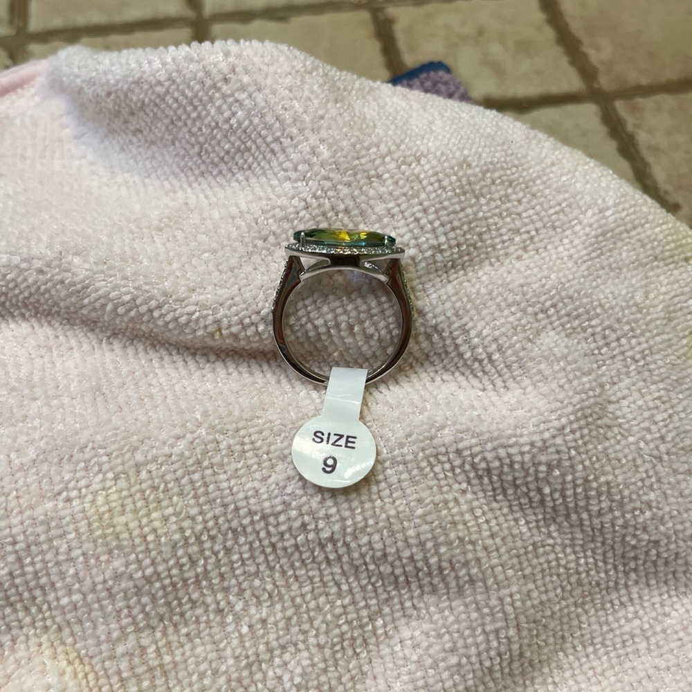 Gorgeous ring - Picture 3 of 3
